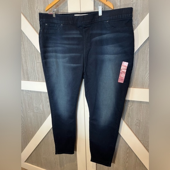 B10.18. Signature by Levi Strauss & Co. Gold Label Totally Shaping Pull-on Jeans - Picture 1 of 5